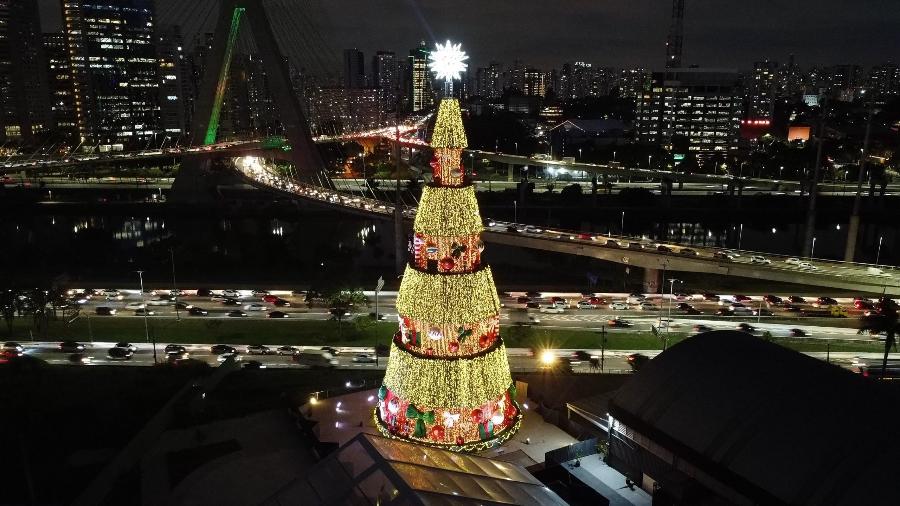 Árvore de Natal iluminada na Marginal Pinheiros, altura da Ponte Octavio Frias de Oliveira, em São Paulo - Ronaldo Silva/Futurapress/Estadão Conteúdo