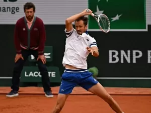 Medvedev luta, mas cai para De Minaur em Roland Garros