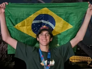 Aos 15 anos, Gui Khury é coroado campeão mundial de skate vertical em Roma