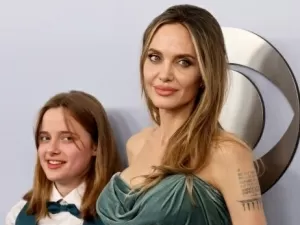 Filha de Angelina Jolie tatua frase com a mãe após retirar sobrenome de Brad Pitt; atriz revela significado