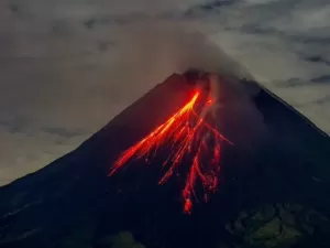 Vulcão em erupção há mais de 10 dias cancela voos na Indonésia