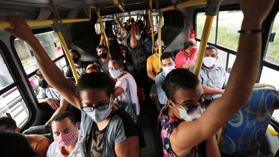 Passageiros enfrentam ônibus lotados no Grande Recife durante a pandemia do coronavírus                              - BRUNO CAMPOS/JC IMAGEM                            