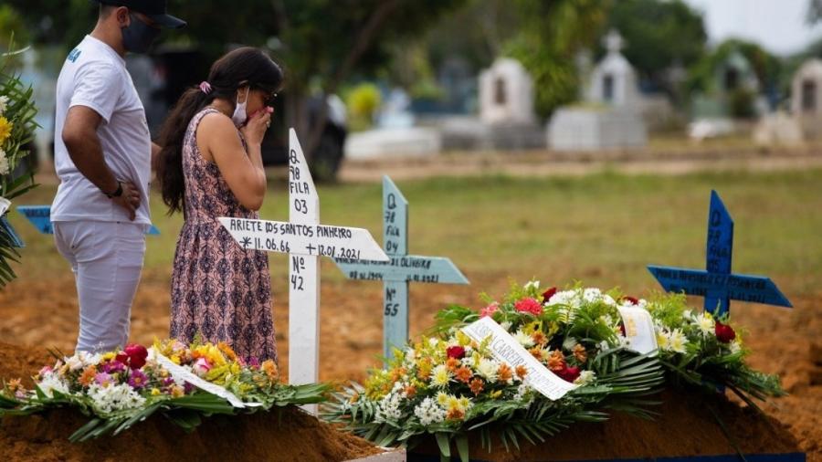 Parentes assistem a funeral de vítimas da covid-19 no cemitério Nossa Senhora Aparecida em Manaus, Amazonas                              - MICHAEL DANTAS / AFP                            