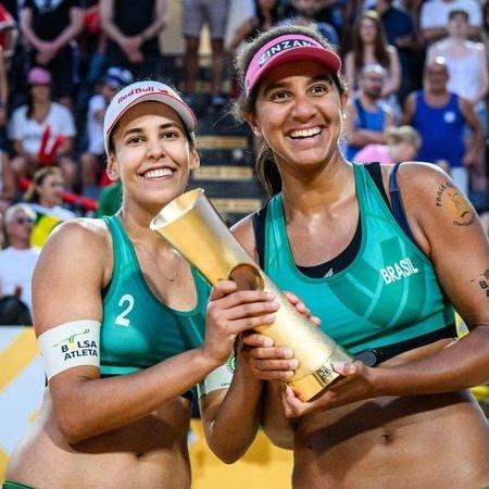 Duda e Ana Patrícia com o troféu do título mundial de vôlei de praia - FIVB/Fotos Públicas