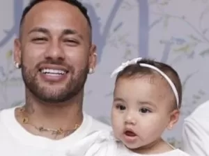 Neymar Jr. faz tatuagem em homenagem à filha, Mavie