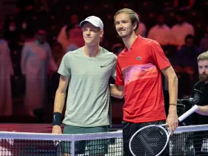 Sinner derrota Medvedev com “pneu” e vai enfrentar Djokovic