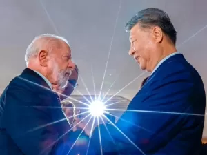 Presidente da China dá pedaço da Lua para Lula em jantar