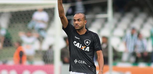 Roger tem contrato com o Botafogo até o final do ano, mas já foi anunciado pelo Inter - Giuliano Gomes/Estadão Conteúdo