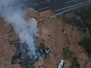 Rodovia desmorona e 19 pessoas morrem na província chinesa de Guangdong 
