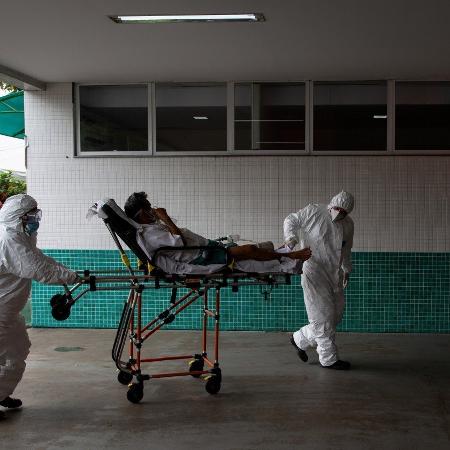 Paciente com covid-19 é levado para hospital                             - MICHAEL DANTAS/AFP                            