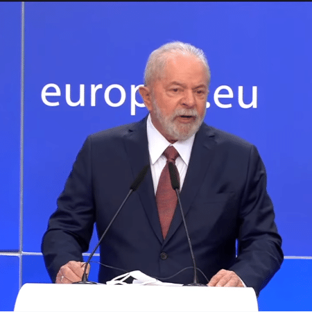 O ex-presidente Lula, durante coletiva no Parlamento Europeu, em Bruxelas - Foto: YouTube/Reprodução
