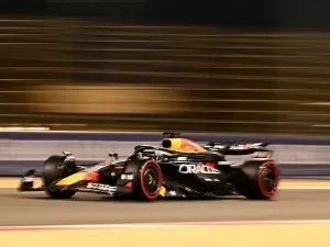 F1: Verstappen dá 'balde de água fria' em rivais e é pole no Bahrein