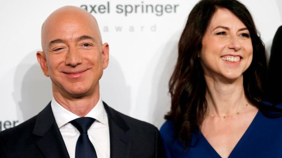 Jeff Bezos e a ex-esposa McKenzie Bezos  - 