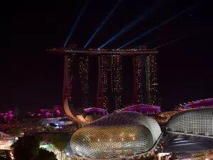 Q4: Norris fica com a pole em Singapura, mas Verstappen 'ressurge'