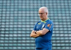 Dorival chega a 17 cortados, perde camisa 10 e 