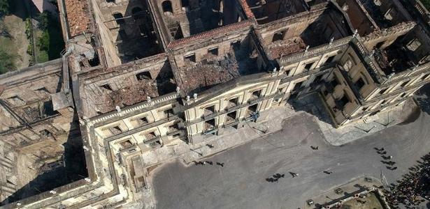 Imagem aérea mostra como fogo destruiu o interior do Palácio São Cristóvão - AFP PHOTO / Mauro Pimentel