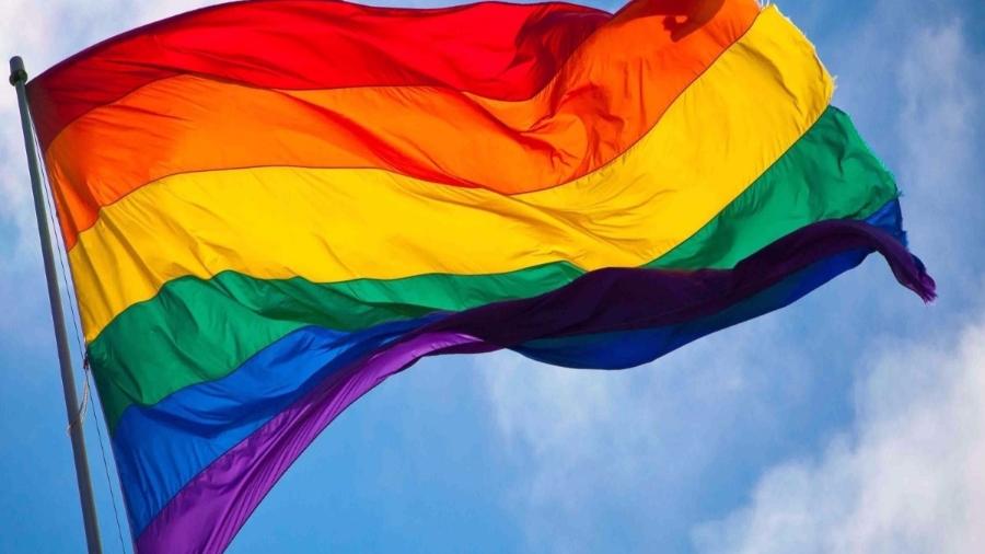 No Brasil, o Ministério da Saúde exige que homens gays esperem por um ano após a relação para poderem doar - Bandeira LGBT+Foto/Reprodução