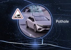 Sistema da Mercedes-Benz detecta e avisa sobre buracos na via em tempo real - Imagem: Divulgação