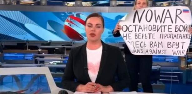 Funcionária de TV estatal russa faz protesto contra guerra ao vivo: "Estão mentindo pra vocês"