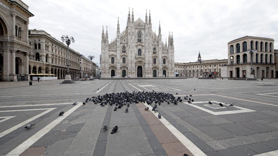 Duomo de Milão vazio durante a vigência da quarentena na Itália - Shutterstock