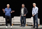 Tim Cook poderá virar “presidente executivo” após deixar cargo de CEO da Apple - Tim Cook, John Giannandrea e Craig Federighi na WWDC24