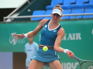 Bia derrota Kasatkina na final e conquista seu primeiro título no ano