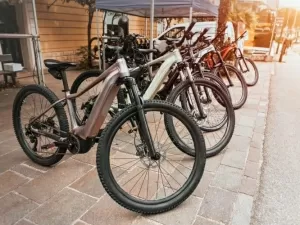 E-bikes viram problema em bairros de Londres; entenda motivo