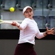 Krejcikova supera a estreia e ser&aacute; a primeira rival de Sabalenka em Roma