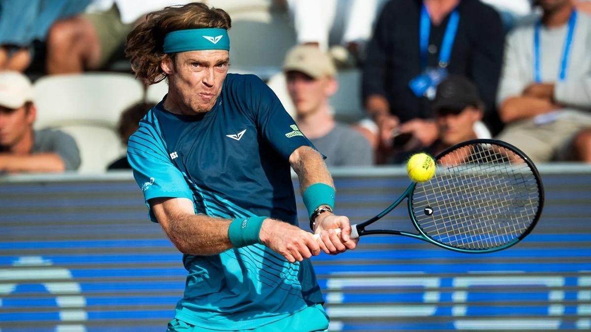 Rublev vence a 100ª no saibro e conquista o título em Bastad