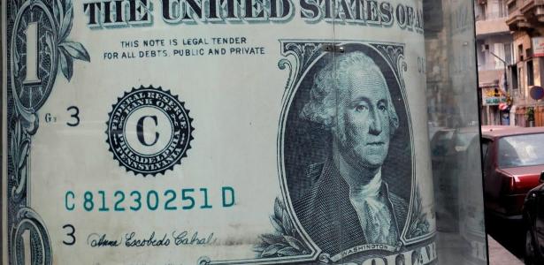 Dólar abre estável, a R$ 4,90, com varejo e taxa das blusinhas no radar