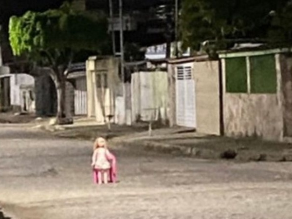 Boneca da encruzilhada em Recife alerta forasteiros: se for, vá na paz