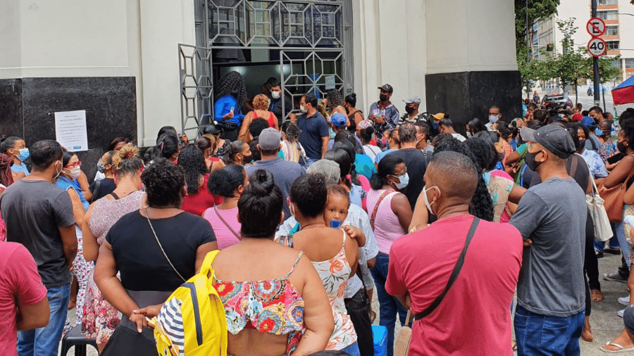 Centenas de baianos amanheceram na fila do CadÚnico para tentar entrar na fila do Auxílio Brasil - BandNews FM Salvador