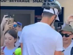 Djokovic aparece de capacete para treino em Roma