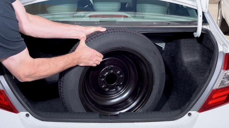 Estepe virado para baixo só complica a vida na hora de substituir o pneu furado