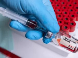 Vacinação recorrente da Covid-19 aumenta imunidade contra próximas variantes, diz estudo