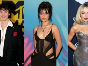 Shawn Mendes fala de triângulo amoroso pela primeira vez, e público especula sobre Camila Cabello e Sabrina Carpenter; assista