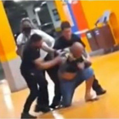 Homem negro sendo espancado no Carrefour, em Porto Alegre - Divulgação