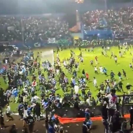 Tumulto em estádio da Indonésia deixou centenas de mortos e feridos - Reprodução/Twitter @desimpedidos