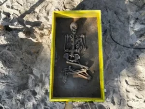 Armas ainda afiadas são encontradas em cemitério de 5 mil anos na Itália