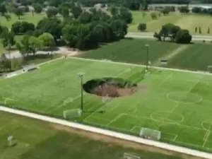 Cratera gigante se abre em campo de futebol nos Estados Unidos