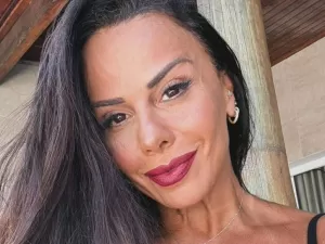 Confirmada em Volta por Cima, Viviane Araújo surge de biquíni em praia e bumbum impressiona