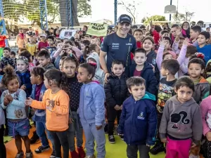 Felipe Massa visita escola recuperada após enchentes no RS