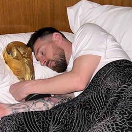 Lionel Messi dorme com a taça da Copa do Mundo do Catar - Foto: Reprodução / Instagram