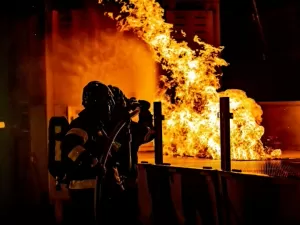 Incêndio atinge pensão no centro de São Paulo e deixa cinco desabrigados