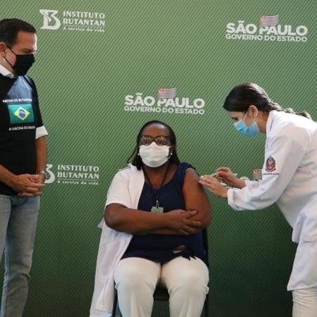A enfermeira Monica Calazans, primeira brasileira vacinada contra covid-19: imunização no Brasil começou um dia depois da Índia - Divulgação/Governo de São Paulo