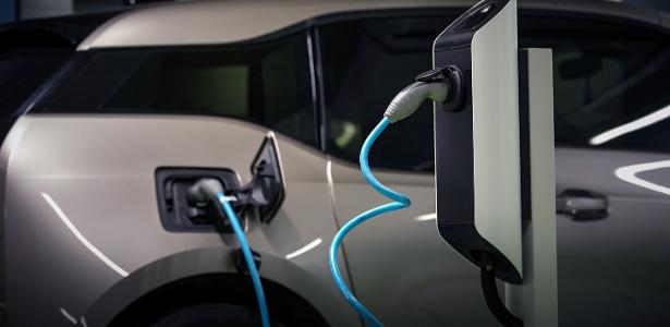 Bandeira vermelha traz taxa que penaliza recarga de carro elétrico em casa