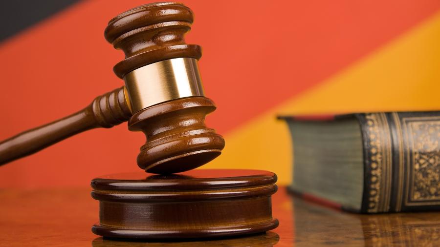 Desembargadora e juíza do TRT da Bahia são investigada por venda de decisões judiciais; propina chegaria a R$ 250 mil - Martelo de justiça e bandeira da Alemanha