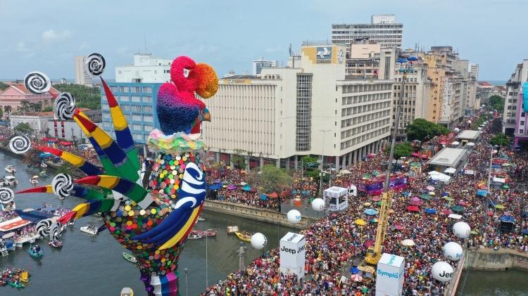Vista aérea do desfile do galo da Madrugada no Recife            
