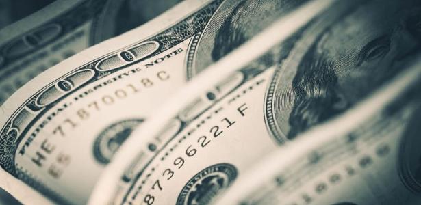Dólar sobe para R$ 5,22 com saída de capital e disputa do Brasil com os EUA
