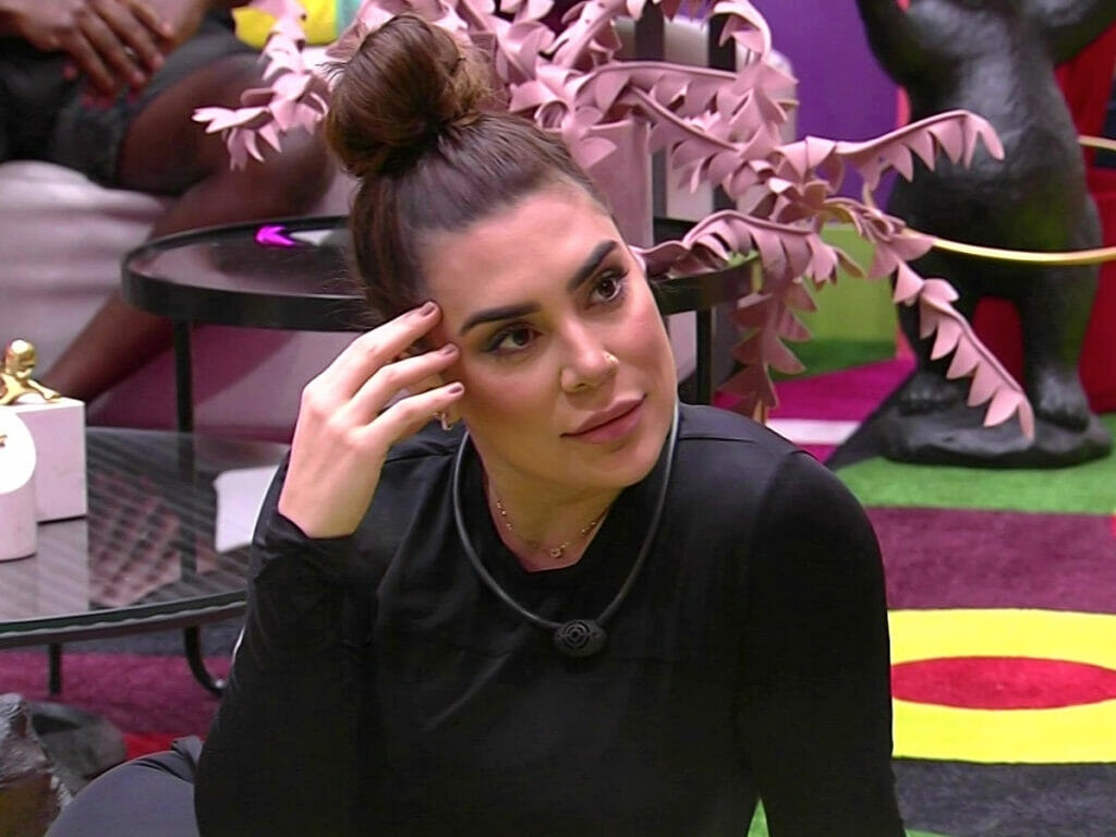 Depois de pedir pra sair, Naiara tenta apresentar o BBB 22 junto com Tadeu